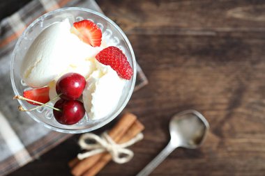 Taze çilek ve vişne ile yoğurt