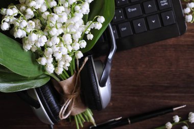 Bir tabloda vadideki zambak buketi