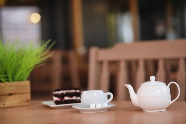 Bir içki ve bir sokak kafede tatlı su ısıtıcısı. Ket çay