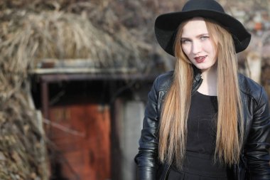 Şehrin içinde bir deri yelek sokak aşağı bir kız yürüyor bir