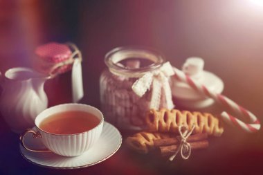 Kahvaltı için ayarlayın. Tatlı ve hamur işleri için çay bir bl Fındıklı