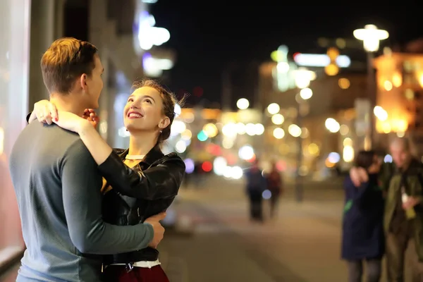 Hermosa pareja en una cita en una ciudad nocturna — Foto de Stock