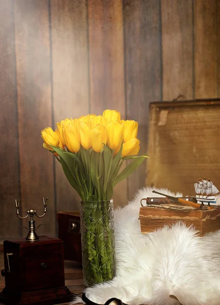 Bukiet żółtych tulipanów w Wazon w wnętrza retro — Zdjęcie stockowe