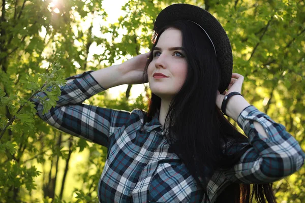 Une fille voyage l'été à la campagne — Photo