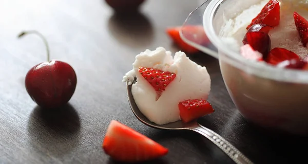 Świeży jogurt z owocami. Lody w misce z świeże i ju — Zdjęcie stockowe