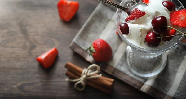 Frischer Joghurt mit Beeren. Eis in einer Schüssel mit frischem und ju — Stockfoto