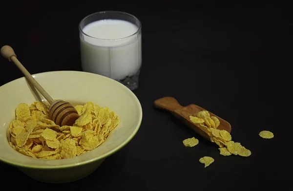 Flocos de milho em um prato. Café da manhã de flocos com mel e mil — Fotografia de Stock