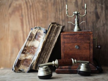 Eski telefon ve retro kitap bir ahşap üzerine