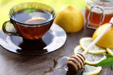 Taze bal ile siyah çay