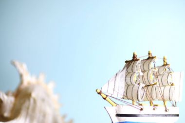 Eski ahşap gemi yelken ve direkleri oyuncak bir stand ile. Vintage ve