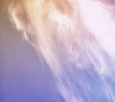 Beyaz bir gökyüzünde bulutlar