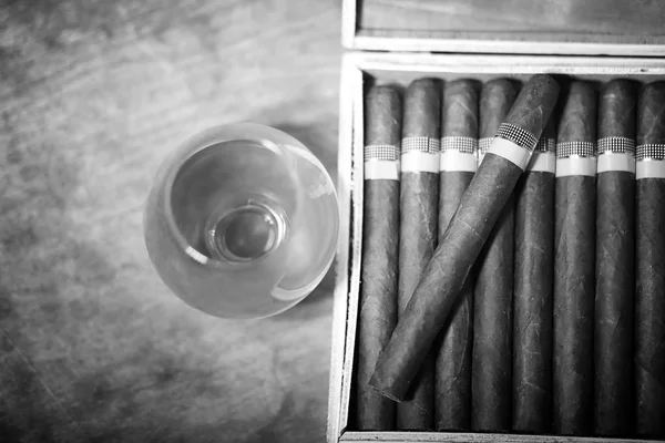 古巴的雪茄，在一张木桌大盒 — 图库照片