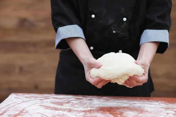 Der Koch macht Mehl zum Backen auf dem Tisch — Stockfoto