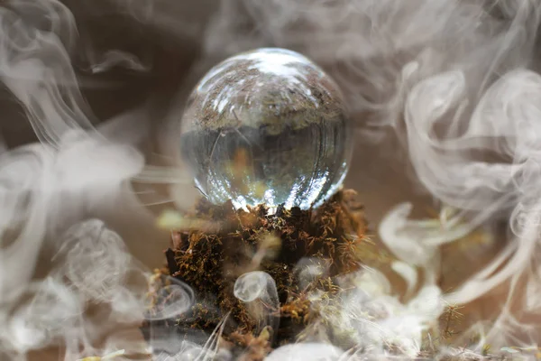 Une boule de cristal dans la fumée. Un accessoire magique dans les bois sur — Photo