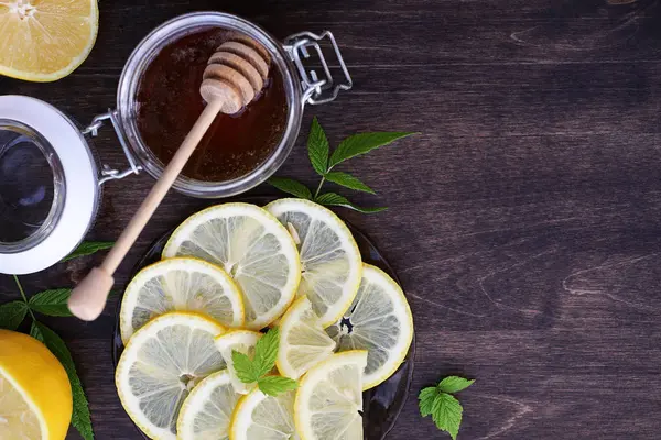 Miel fresca con una taza de té negro — Foto de Stock