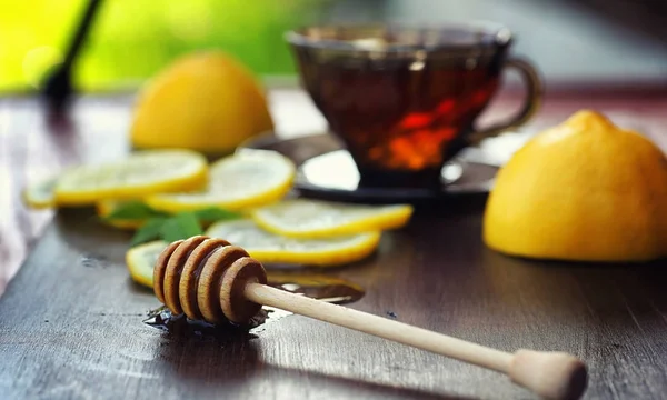 Tee mit Zitrone und Minze in der Natur. eine Tasse heißen Minztee mit le — Stockfoto