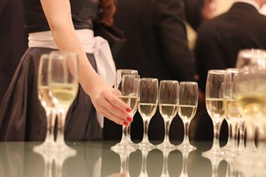 Düğün aksesuarları. Gelin buketi ve şampanya bardağı.