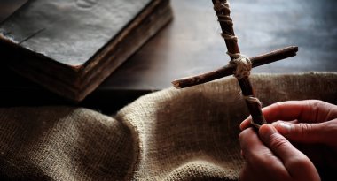 Ahşap bir masa üzerinde dini eski kitap. Dini bir çapraz bağlı zekâ