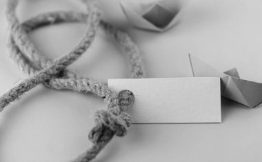 tek renkli fotoğraf sopa ile kalın örgülü halat ve gemi kağıt