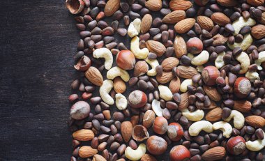 Ahşap bir masa farklı fındık. Sedir, kaju fıstığı, fındık, walnu