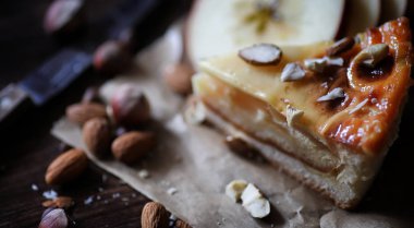 Tarçın ve ahşap bir masa üzerinde elma turtası. Taze pasta zekâ