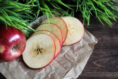 Ahşap bir masa üzerinde kırmızı taze elma