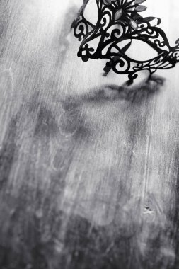 Karnaval maskesi masanın üzerinde. Kamuflaj bir Tarih Konu