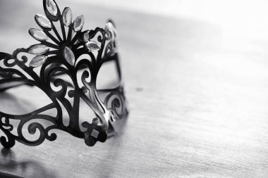 Karnaval maskesi masanın üzerinde. Kamuflaj bir Tarih Konu