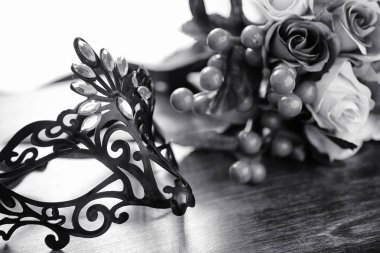 Karnaval maskesi masanın üzerinde. Kamuflaj bir Tarih Konu