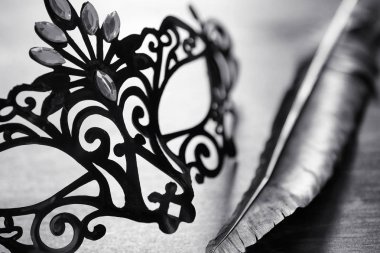 Karnaval maskesi masanın üzerinde. Kamuflaj bir Tarih Konu