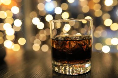 masada buz ile soğuk alkol içki bardak