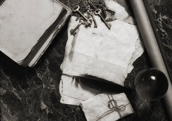 Věku retro papíry a knihy na stole s detektivní nástroje backgro — Stock fotografie