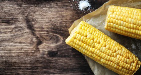 Frischkorn. natürliche Nahrung aus Maiskolben mit Salz. ländliche mexikanische — Stockfoto