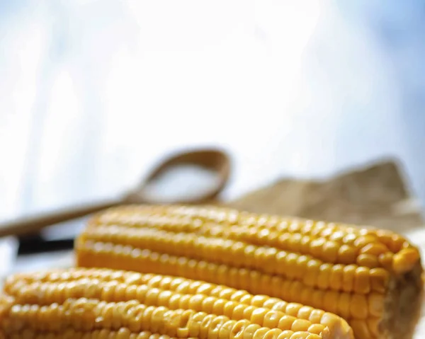 Frischkorn. natürliche Nahrung aus Maiskolben mit Salz. ländliche mexikanische — Stockfoto