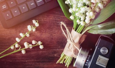 Bir tabloda vadideki zambak buketi