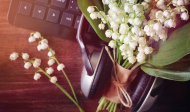 Bir tabloda vadideki zambak buketi