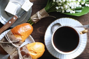 Ahşap bir masa üzerinde taze pişmiş Fransız baget