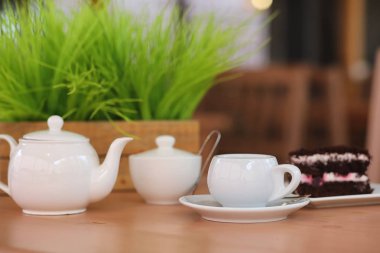 Bir içki ve bir sokak kafede tatlı su ısıtıcısı. Ket çay