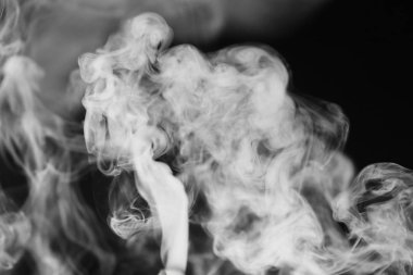 Beyaz Siyah bir arka plan üzerinde duman. Doku duman. Wh kulüpleri