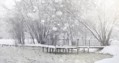 Karla kaplı Kış park ve banklar. Park ve beslenme için pier