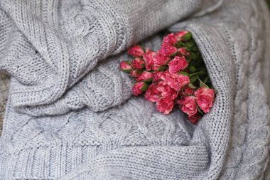 Tekstil kazak üzerinde kırmızı gül buketi