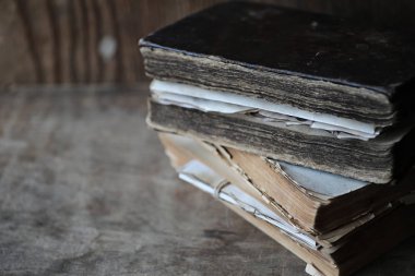 Eski kitapları bir ahşap masa ve Büyüteç