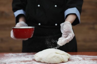 aşçı un masaya pişirme için yapar