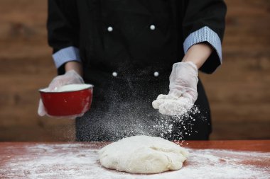 aşçı un masaya pişirme için yapar