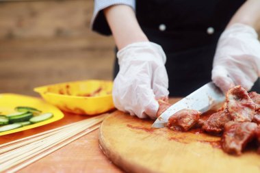 Aşçı Barbekü yemek pişirmek için et keser