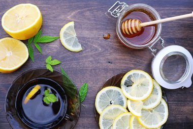 Ahşap dokusu üzerinde arka plan bir limon ve bal