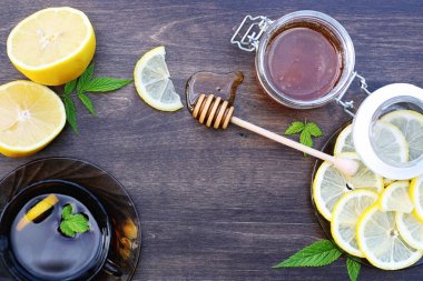 Ahşap dokusu üzerinde arka plan bir limon ve bal