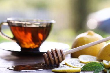 Taze bal ile siyah çay