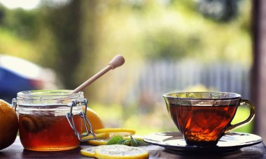 Çay limon ve nane doğada. Bir fincan sıcak nane çayı ile le