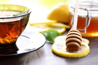 Taze bal ile siyah çay